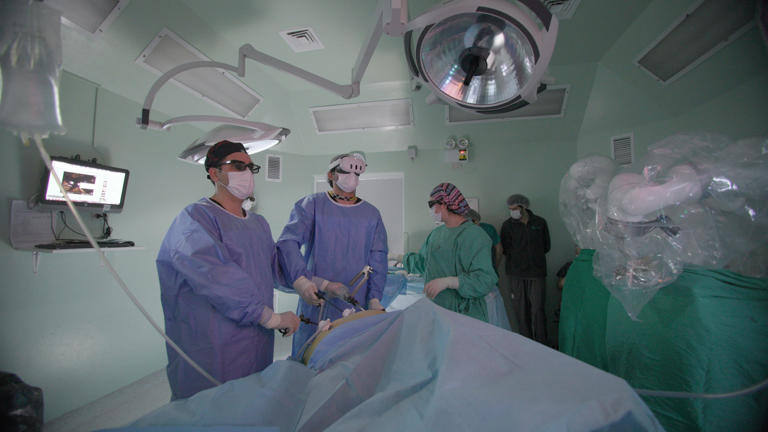 Médico chileno marca hito- realizó la primera cirugía robótica del mundo combinando realidad aumentada y 3D 